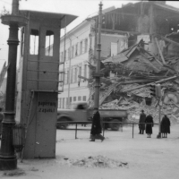 Uszkodzony narożnik kamienicy Jasińskiego przy ulicy Nowy Świat 14