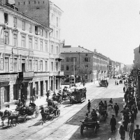 Widok na południe, narożna kamienica Jasińskiego