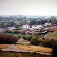 Widok z górki przed ogrodzeniem