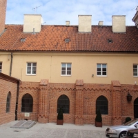 Gotyckie kryte krużganki klasztoru przy Kościele