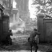 Radzieccy żołnierze przy ruinach bazyliki katedralnej