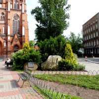 Głazy przed Katedrą