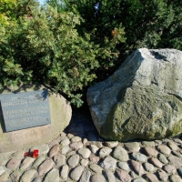 Głazy przed Katedrą