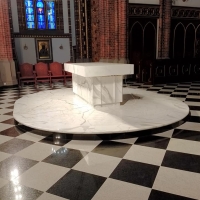Ołtarz przed prezbiterium