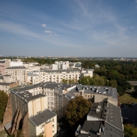 Widok na ściany dawnej oficyny (po lewej)